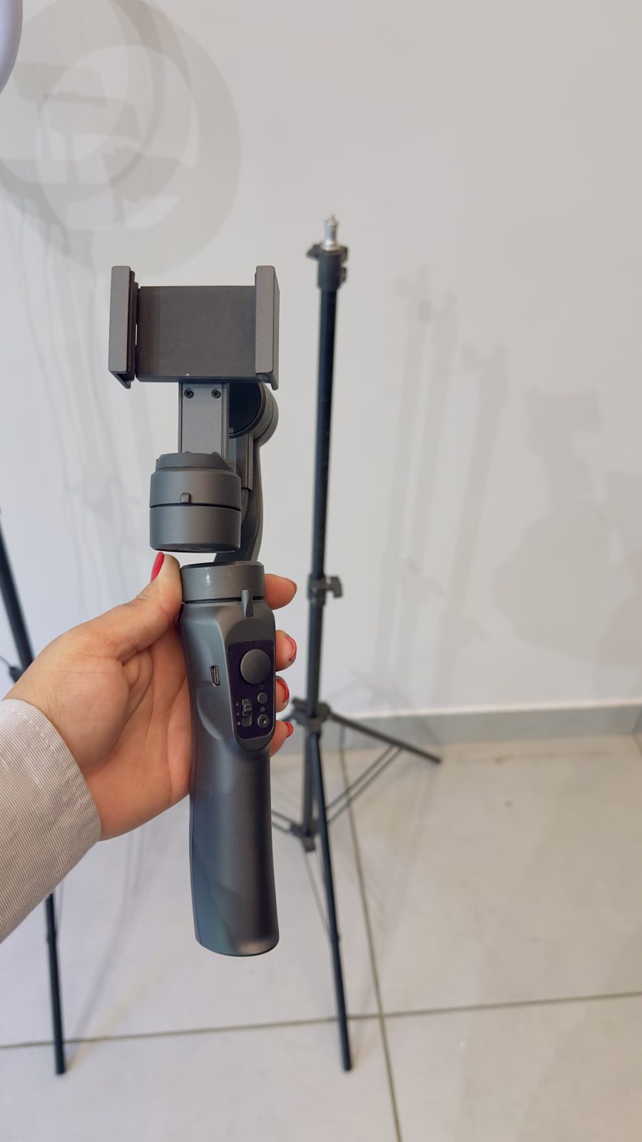 Tripé para gravação de conteúdo com selfie eletrônico